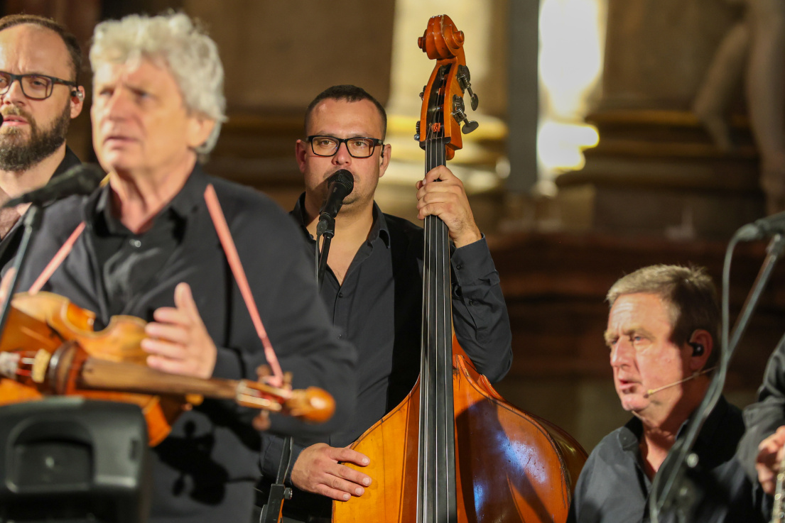 Hosté Podzimního hasičského koncertu si užívají hudební zážitek se souborem Hradišťan a Jiřím Pavlicou