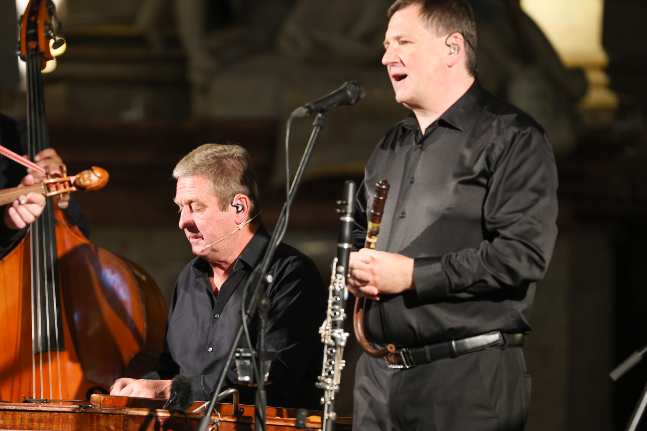 Hosté Podzimního hasičského koncertu si užívají hudební zážitek se souborem Hradišťan a Jiřím Pavlicou