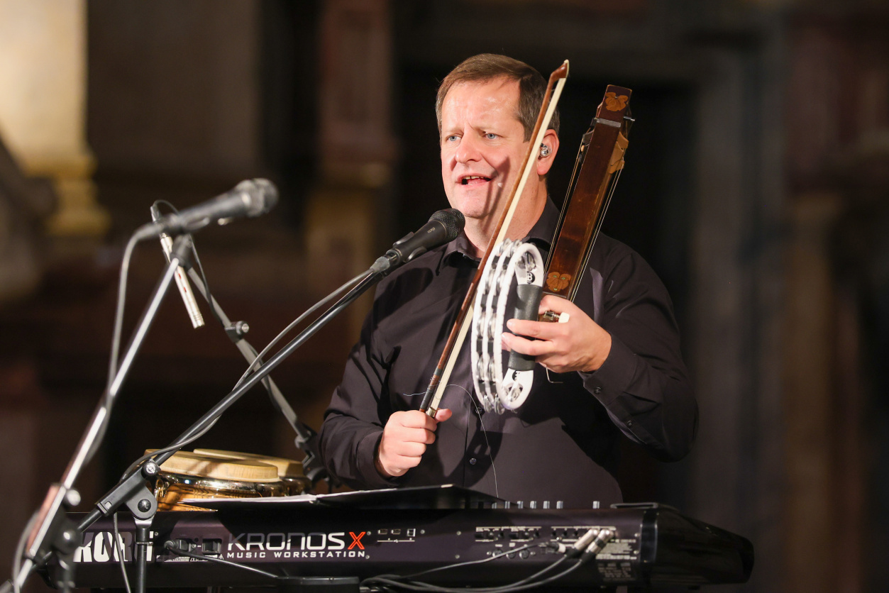 Hosté Podzimního hasičského koncertu si užívají hudební zážitek se souborem Hradišťan a Jiřím Pavlicou
