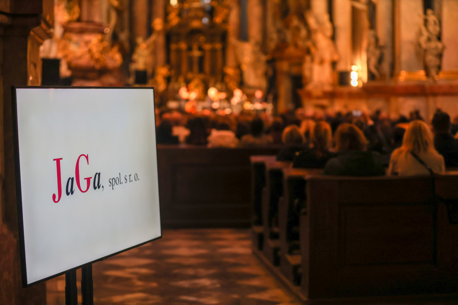 Hosté Podzimního hasičského koncertu si užívají hudební zážitek se souborem Hradišťan a Jiřím Pavlicou