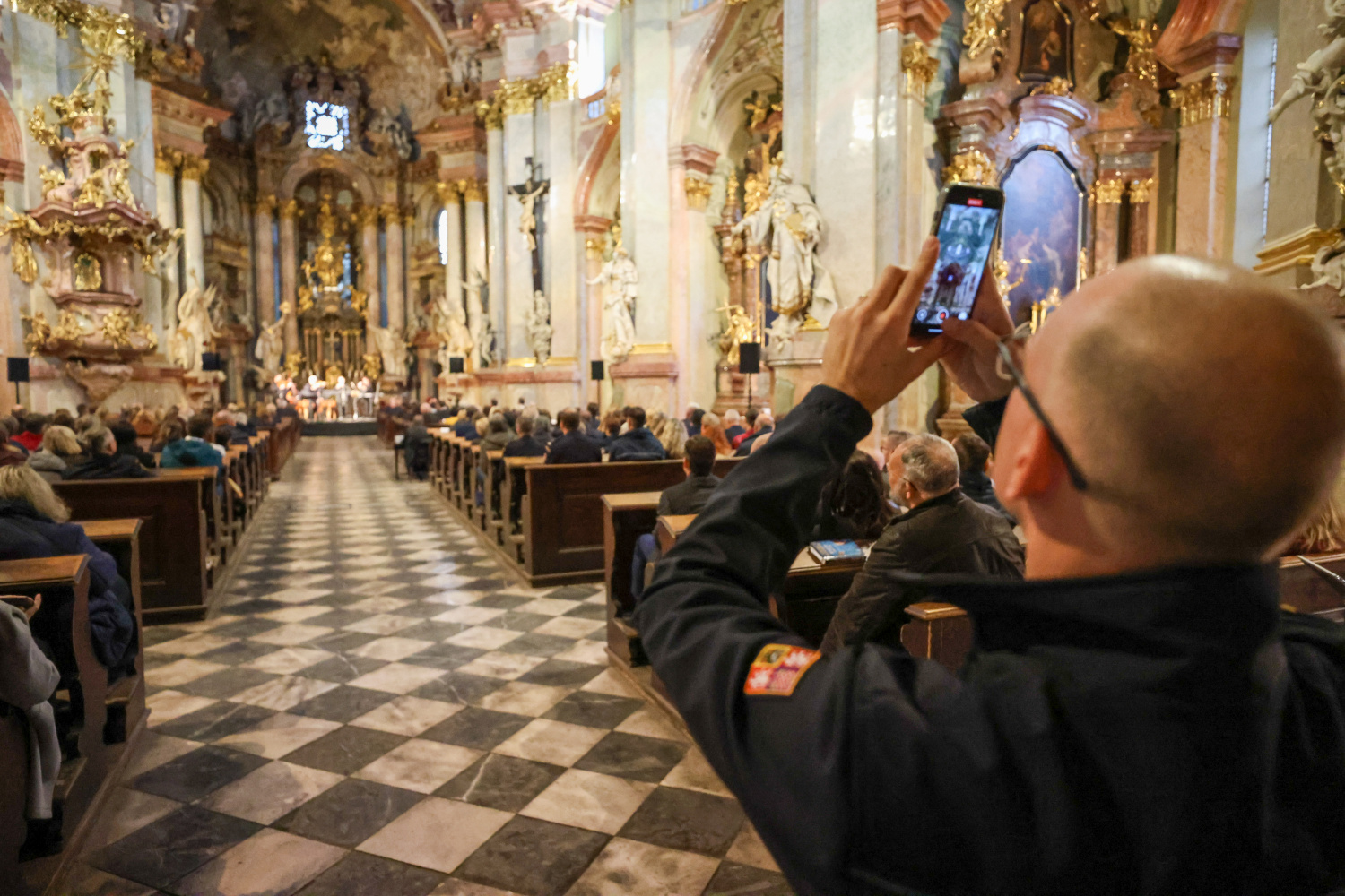 Hosté Podzimního hasičského koncertu si užívají hudební zážitek se souborem Hradišťan a Jiřím Pavlicou