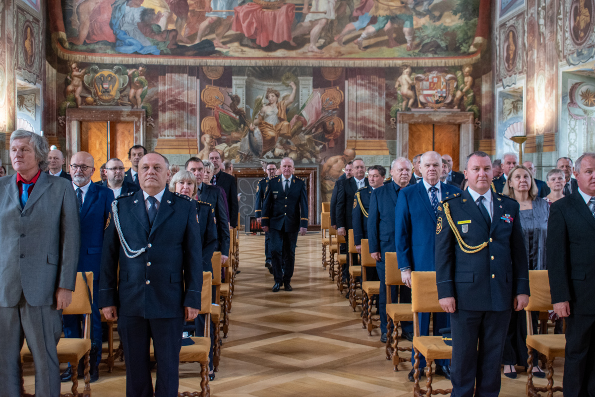 Generální ředitel HZS ČR Vladimír Vlček předal příslušníkům a zaměstnancům HZS ČR medaile k výročí 25 let vzniku sboru