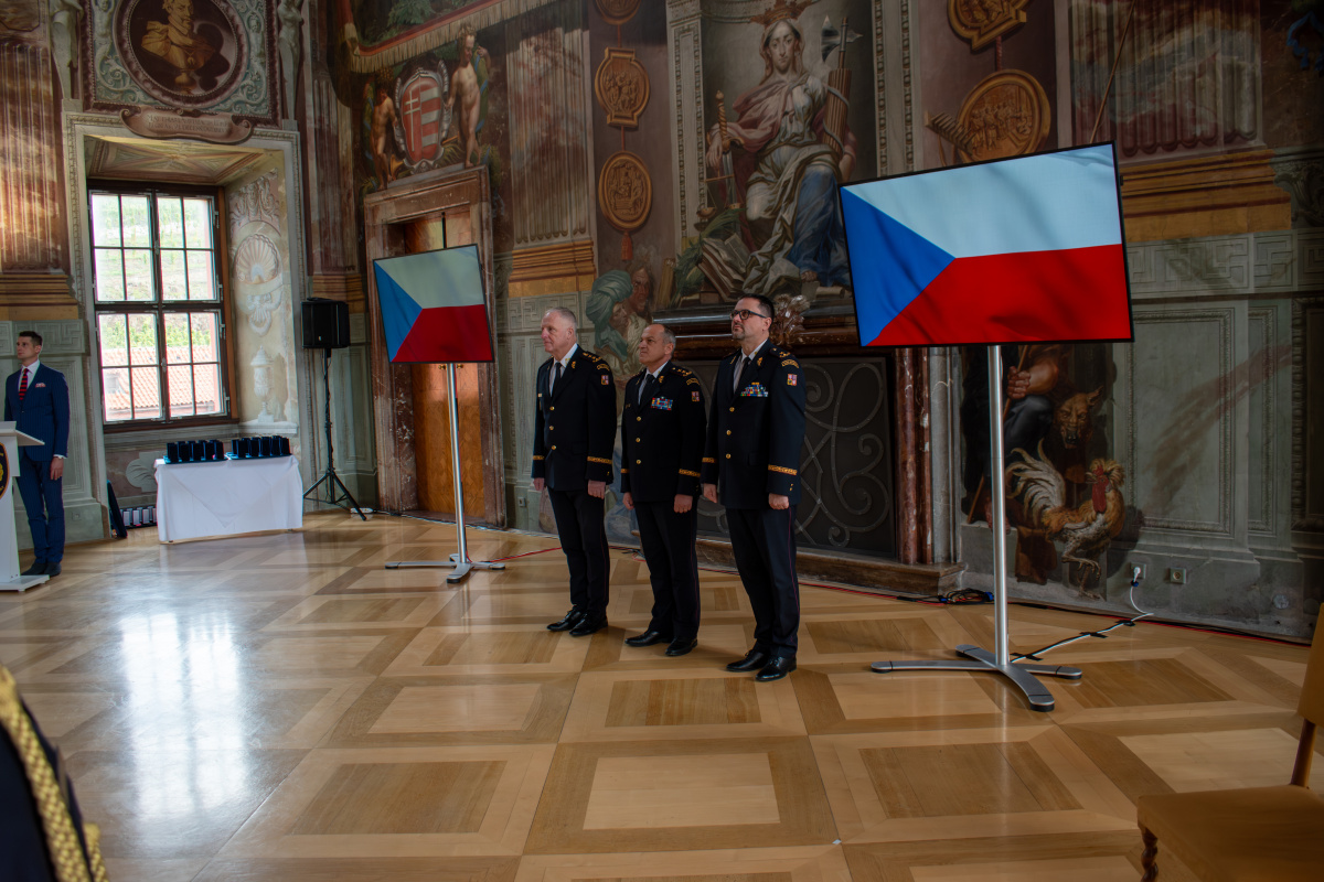 Generální ředitel HZS ČR Vladimír Vlček předal příslušníkům a zaměstnancům HZS ČR medaile k výročí 25 let vzniku sboru