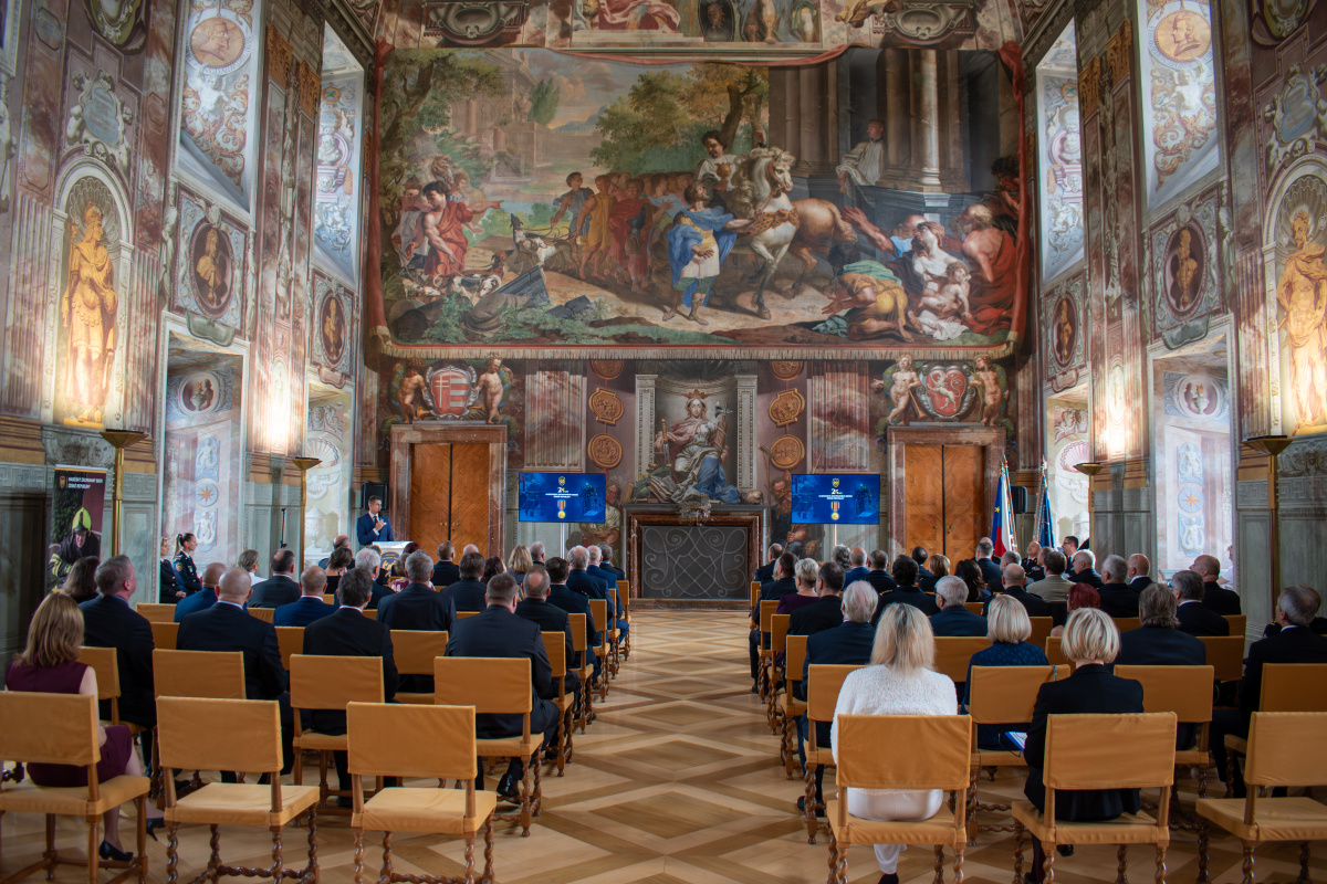 Generální ředitel HZS ČR Vladimír Vlček předal příslušníkům a zaměstnancům HZS ČR medaile k výročí 25 let vzniku sboru