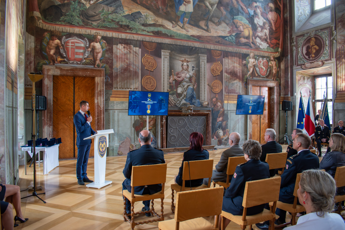 Generální ředitel HZS ČR Vladimír Vlček předal příslušníkům a zaměstnancům HZS ČR medaile k výročí 25 let vzniku sboru