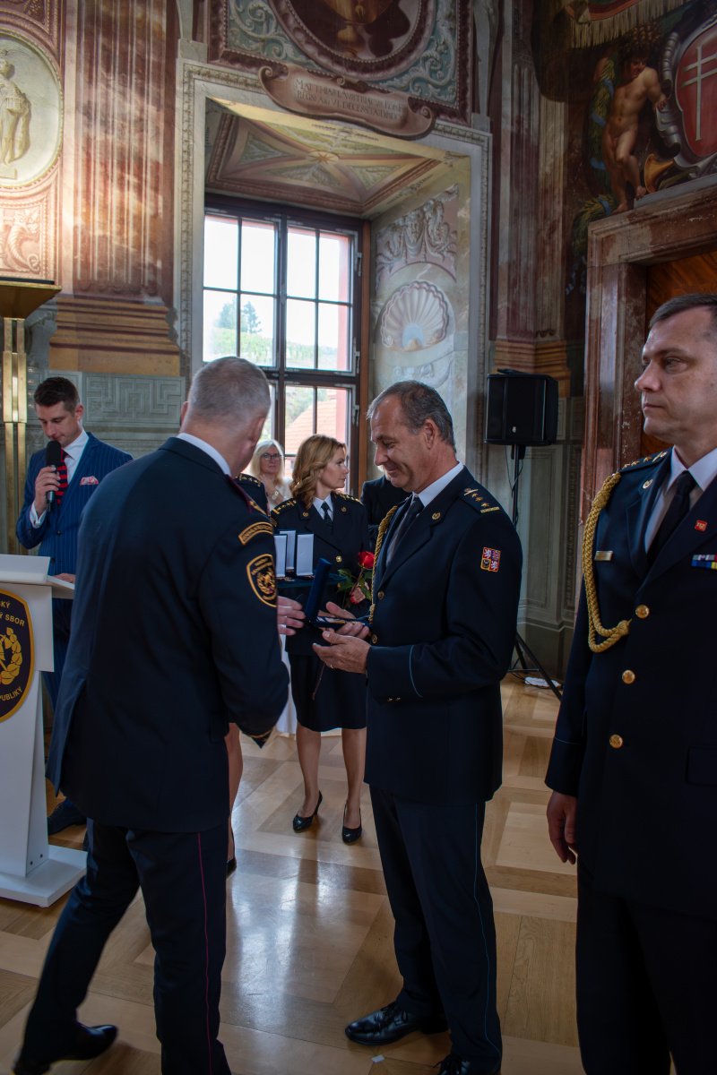 Generální ředitel HZS ČR Vladimír Vlček předal příslušníkům a zaměstnancům HZS ČR medaile k výročí 25 let vzniku sboru