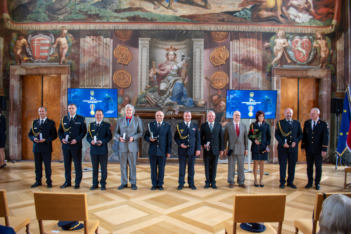 Generální ředitel HZS ČR Vladimír Vlček předal příslušníkům a zaměstnancům HZS ČR medaile k výročí 25 let vzniku sboru