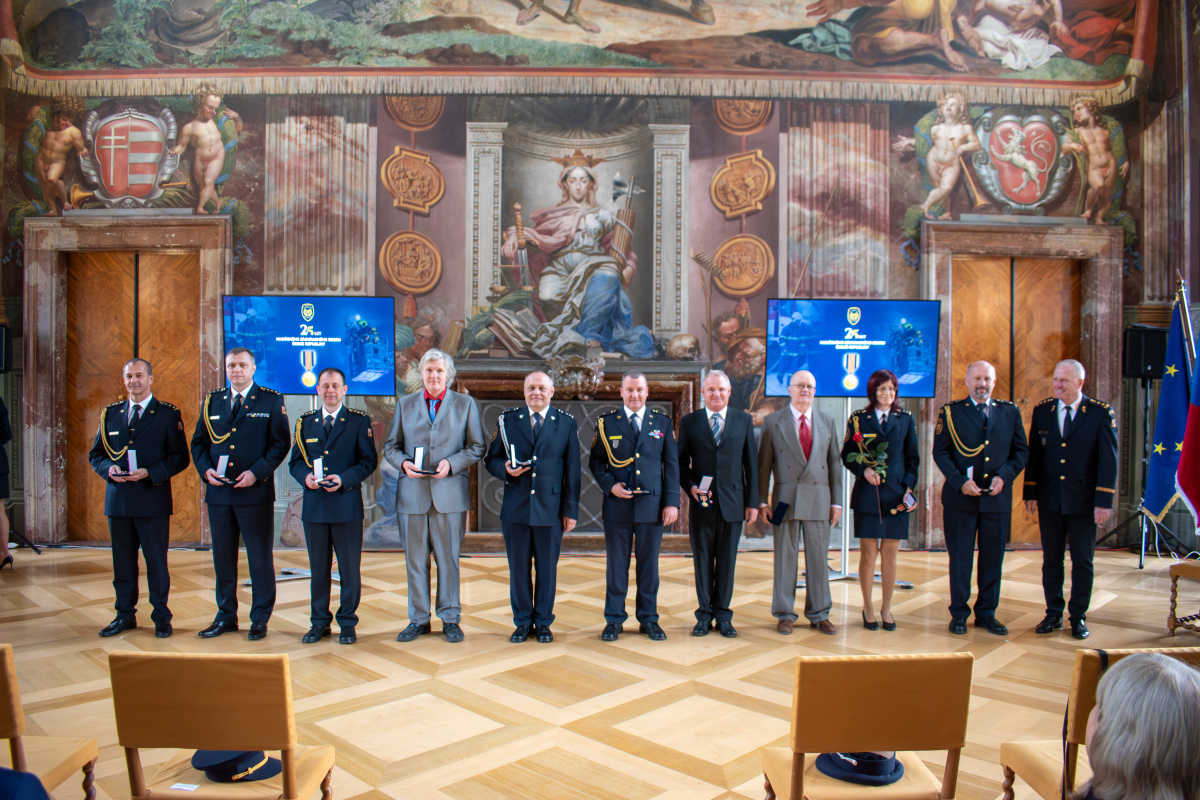 Generální ředitel HZS ČR Vladimír Vlček předal příslušníkům a zaměstnancům HZS ČR medaile k výročí 25 let vzniku sboru