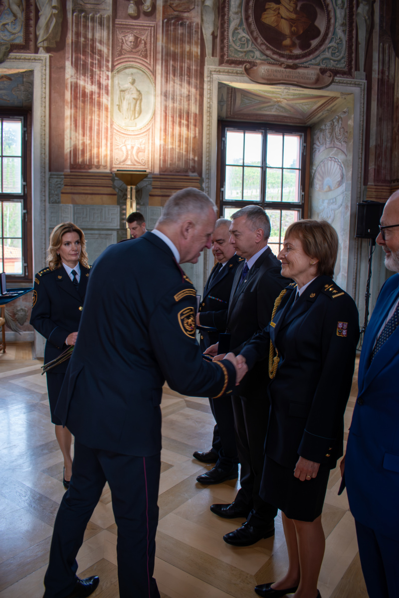 Generální ředitel HZS ČR Vladimír Vlček předal příslušníkům a zaměstnancům HZS ČR medaile k výročí 25 let vzniku sboru