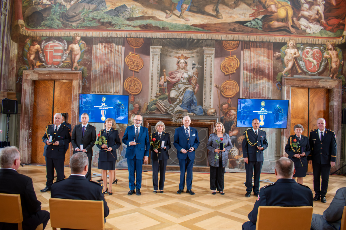 Generální ředitel HZS ČR Vladimír Vlček předal příslušníkům a zaměstnancům HZS ČR medaile k výročí 25 let vzniku sboru