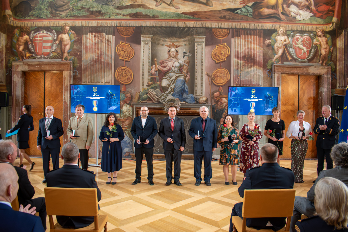 Generální ředitel HZS ČR Vladimír Vlček předal příslušníkům a zaměstnancům HZS ČR medaile k výročí 25 let vzniku sboru