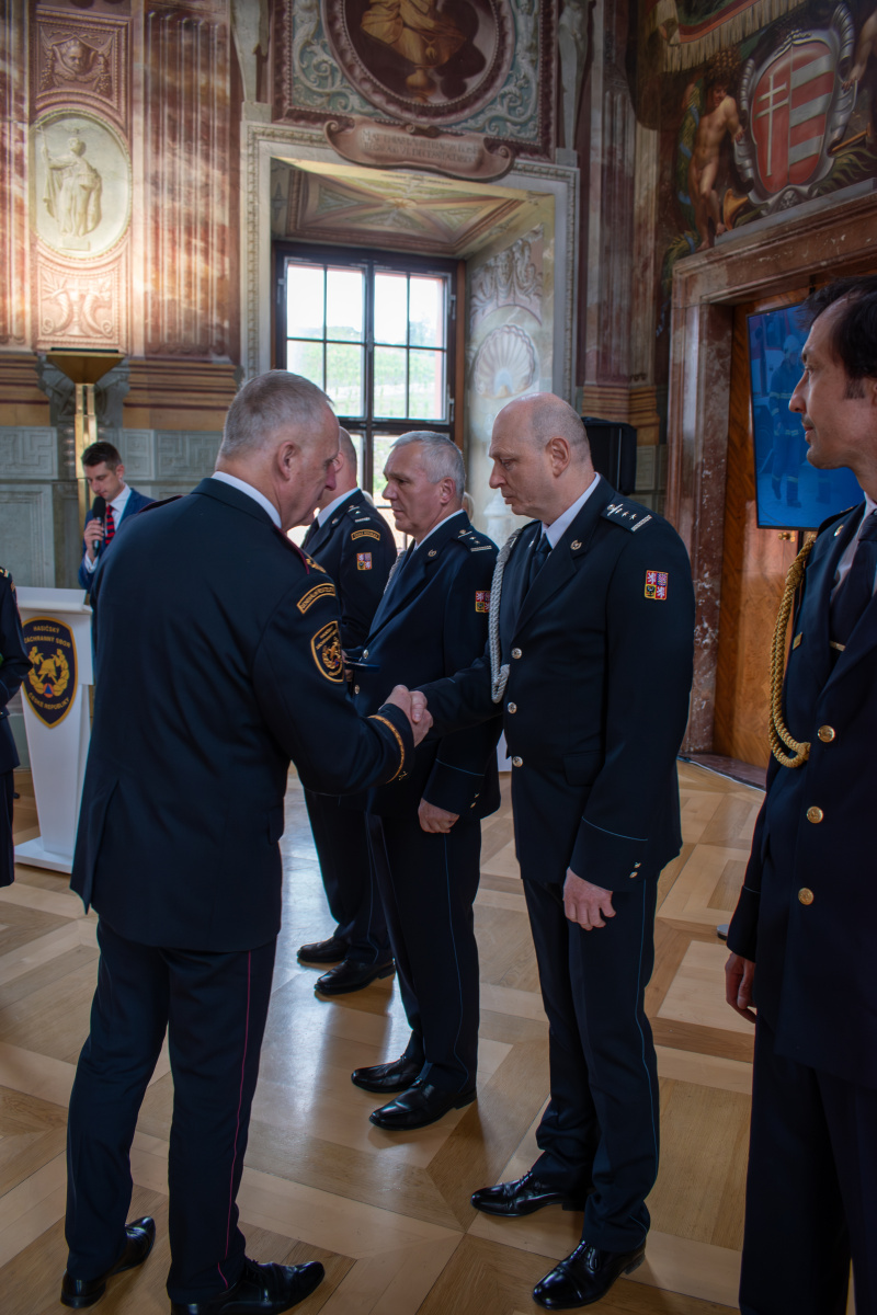 Generální ředitel HZS ČR Vladimír Vlček předal příslušníkům a zaměstnancům HZS ČR medaile k výročí 25 let vzniku sboru