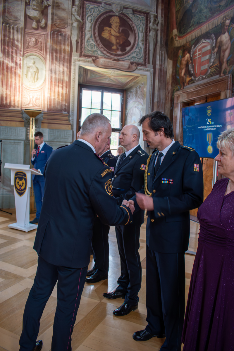 Generální ředitel HZS ČR Vladimír Vlček předal příslušníkům a zaměstnancům HZS ČR medaile k výročí 25 let vzniku sboru