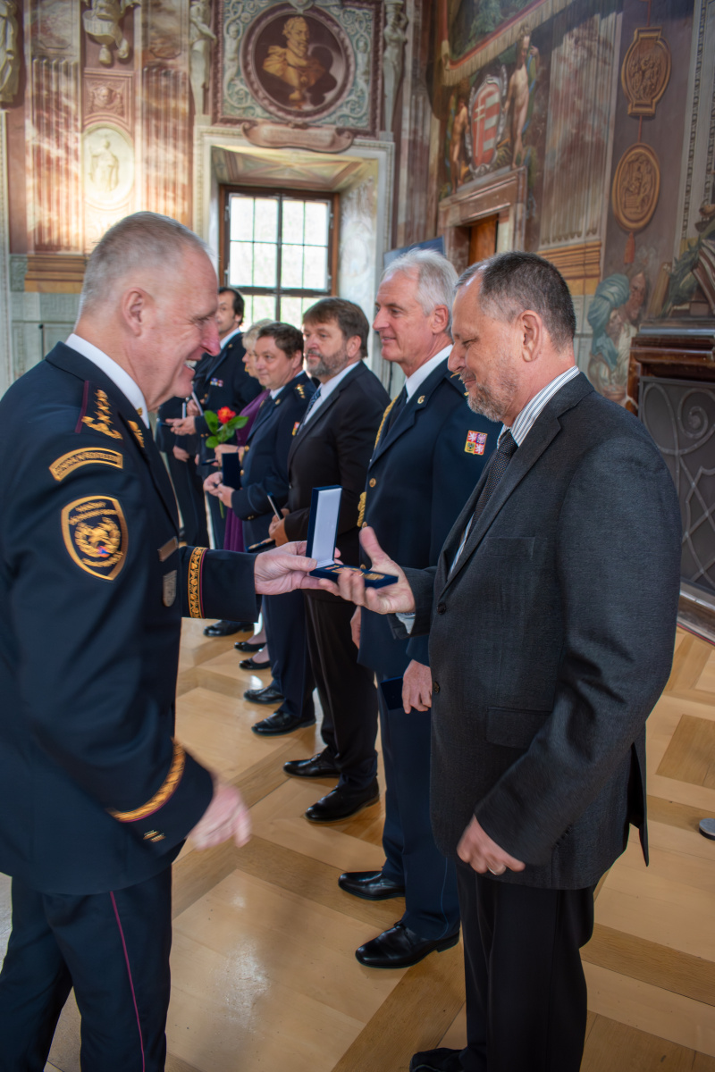 Generální ředitel HZS ČR Vladimír Vlček předal příslušníkům a zaměstnancům HZS ČR medaile k výročí 25 let vzniku sboru
