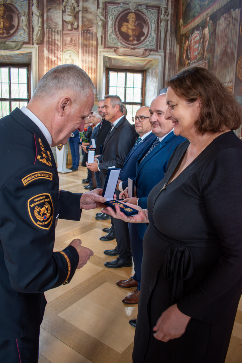Generální ředitel HZS ČR Vladimír Vlček předal příslušníkům a zaměstnancům HZS ČR medaile k výročí 25 let vzniku sboru