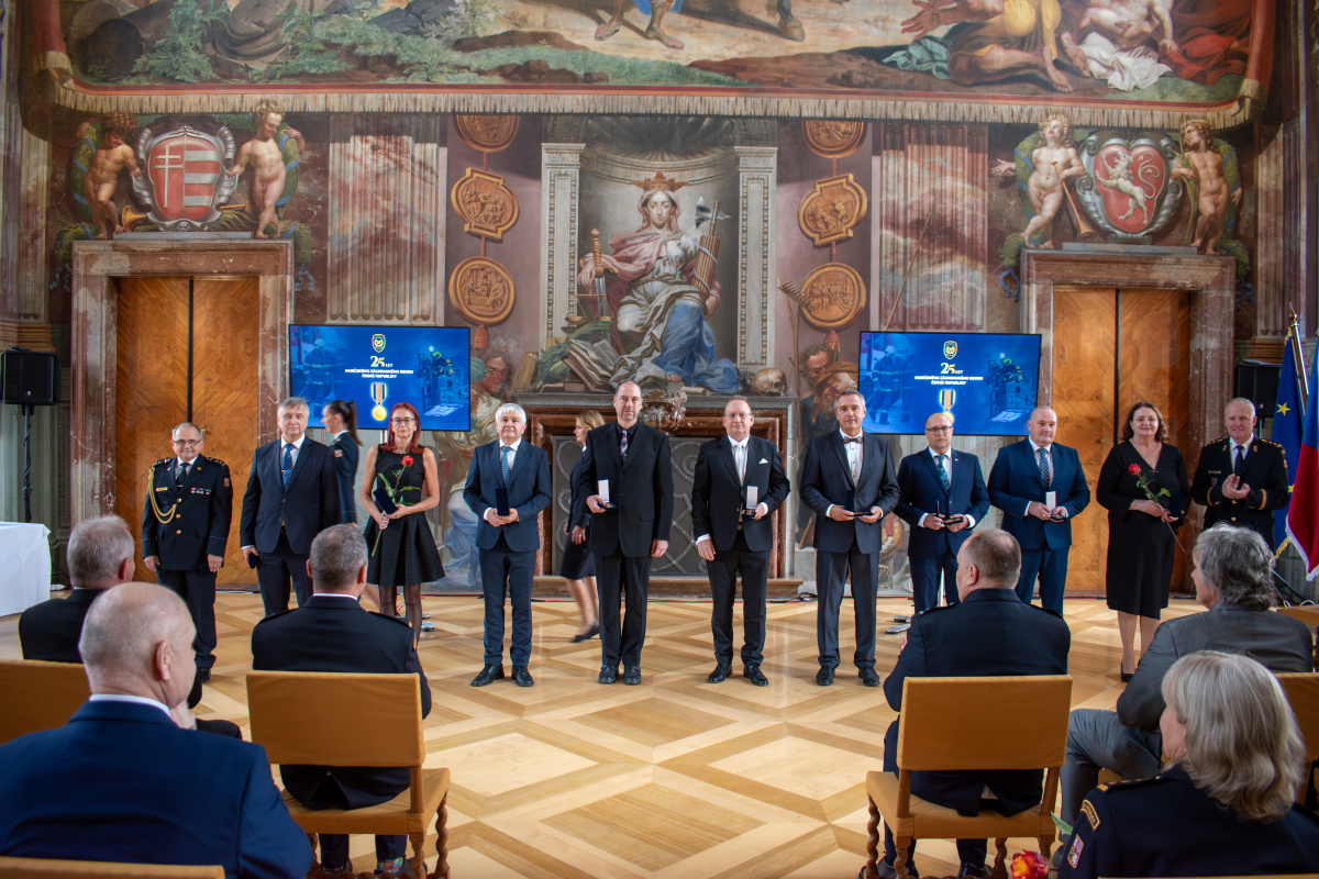 Generální ředitel HZS ČR Vladimír Vlček předal příslušníkům a zaměstnancům HZS ČR medaile k výročí 25 let vzniku sboru