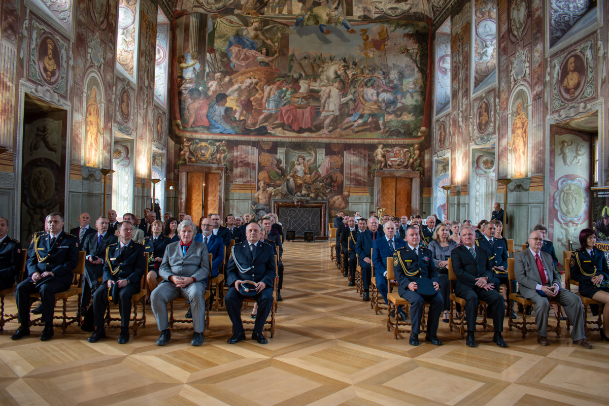 Generální ředitel HZS ČR Vladimír Vlček předal příslušníkům a zaměstnancům HZS ČR medaile k výročí 25 let vzniku sboru