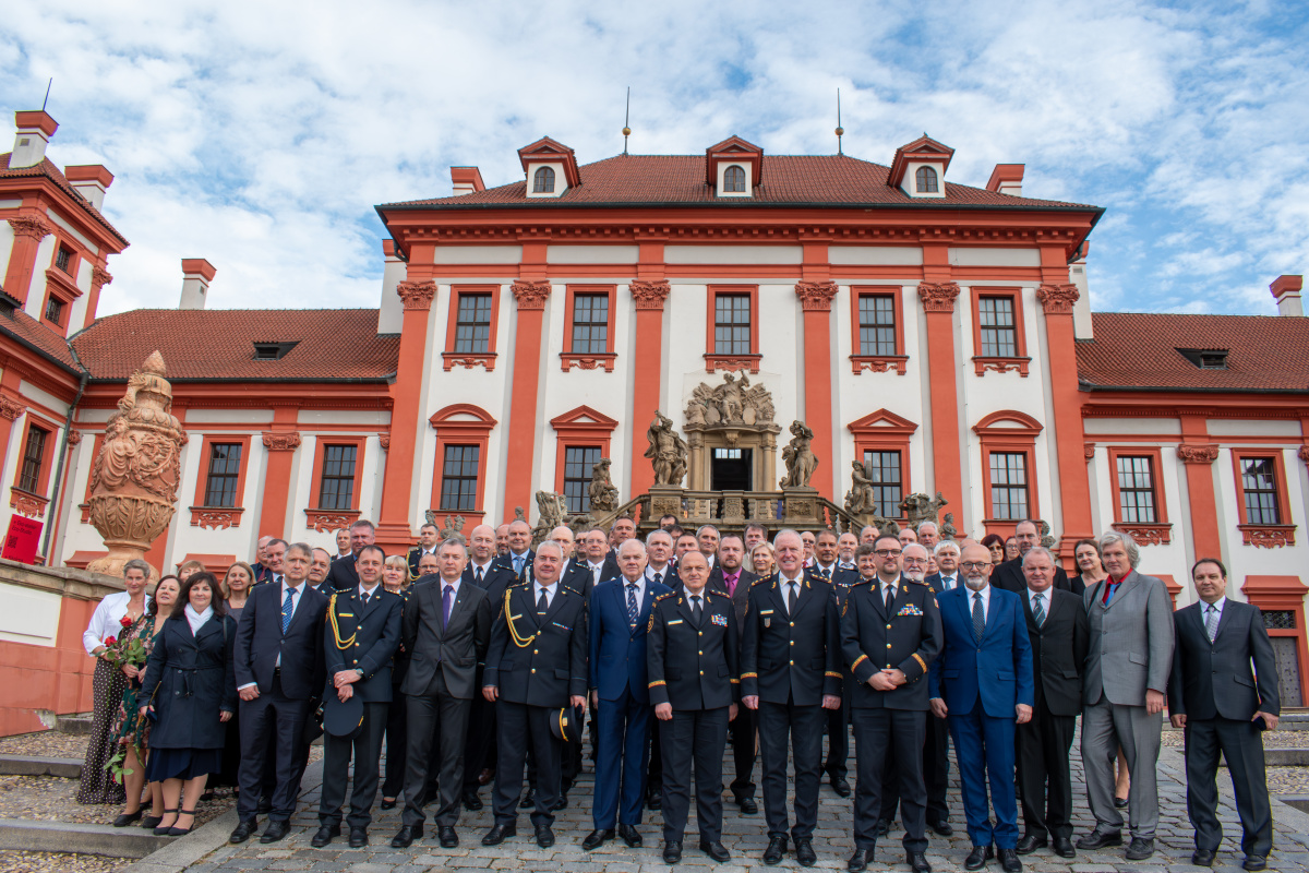 Generální ředitel HZS ČR Vladimír Vlček předal příslušníkům a zaměstnancům HZS ČR medaile k výročí 25 let vzniku sboru