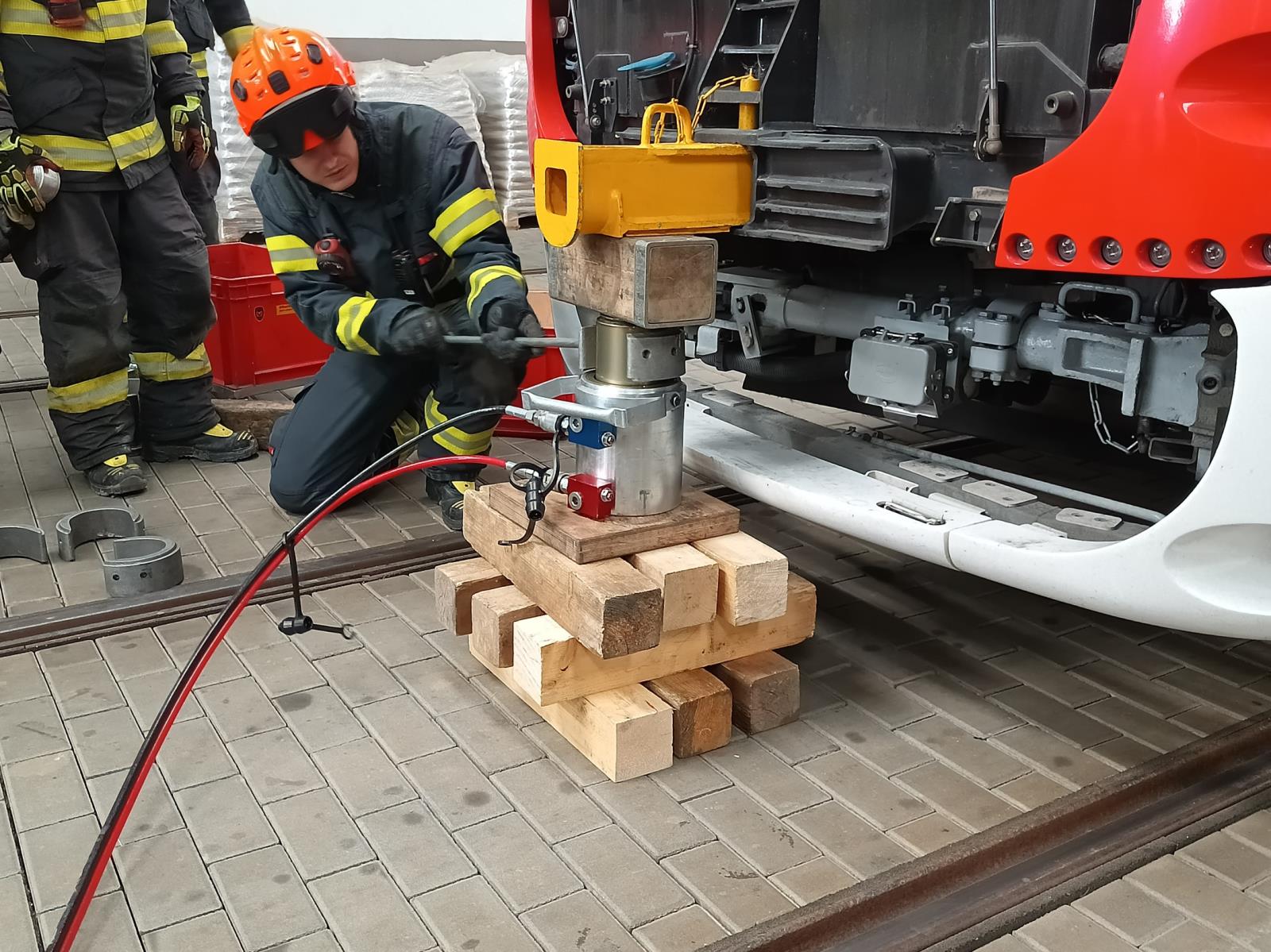 Instruktoři si procvičili zvedání jednotlivých typů tramvají, přičemž byl kladen důraz na správné umístění heverů na zvedací body (2).jpg