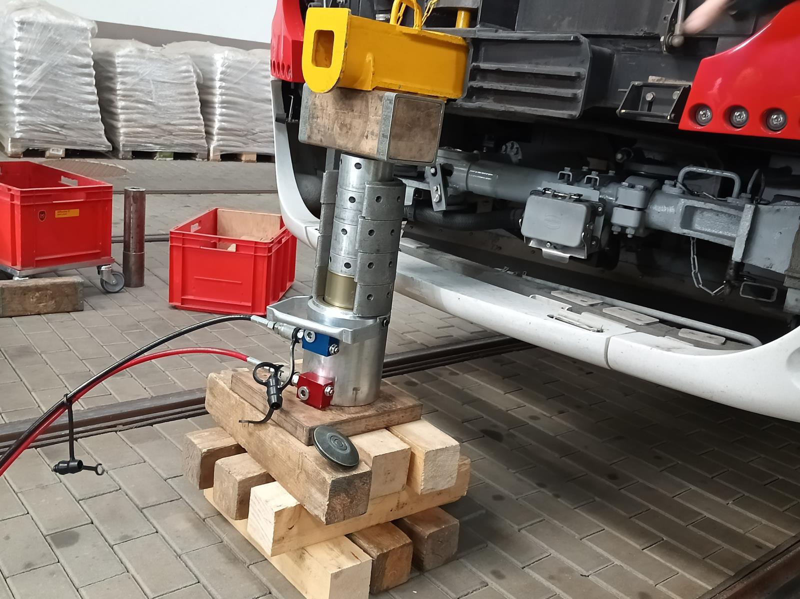 Instruktoři si procvičili zvedání jednotlivých typů tramvají, přičemž byl kladen důraz na správné umístění heverů na zvedací body (3).jpg