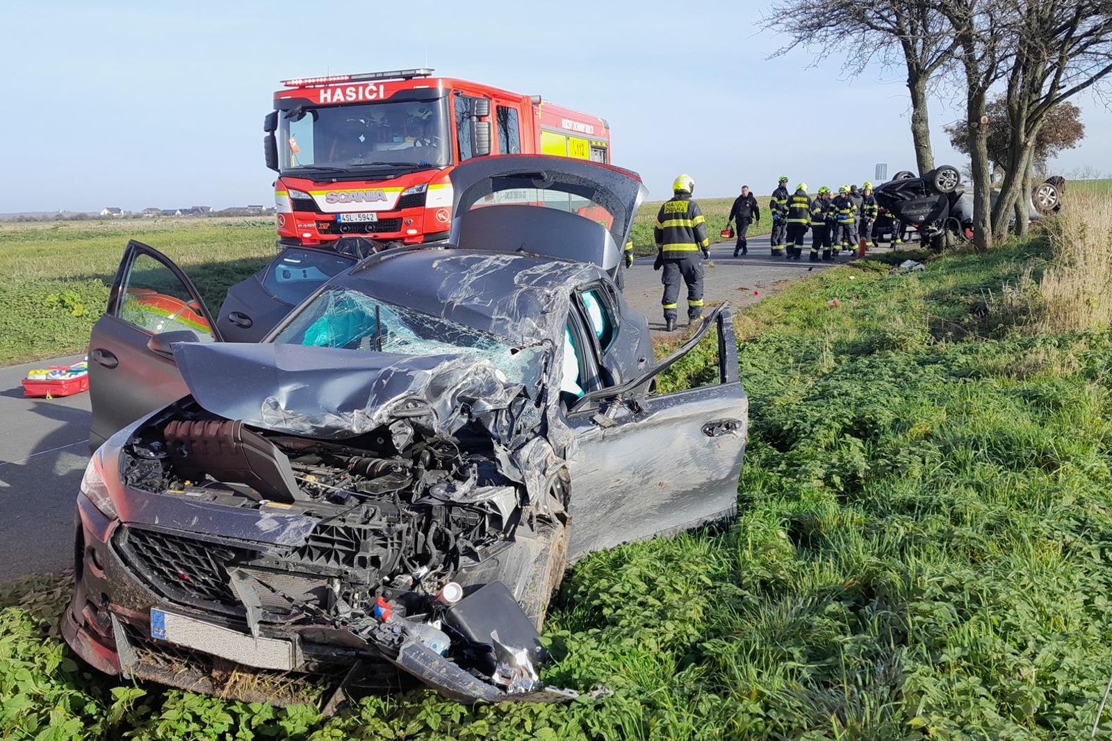 131125-Dopravní nehoda dvou vozidel u hranice s hlavním městem nedaleko obce Křenice v okrese Praha-východ.jpg