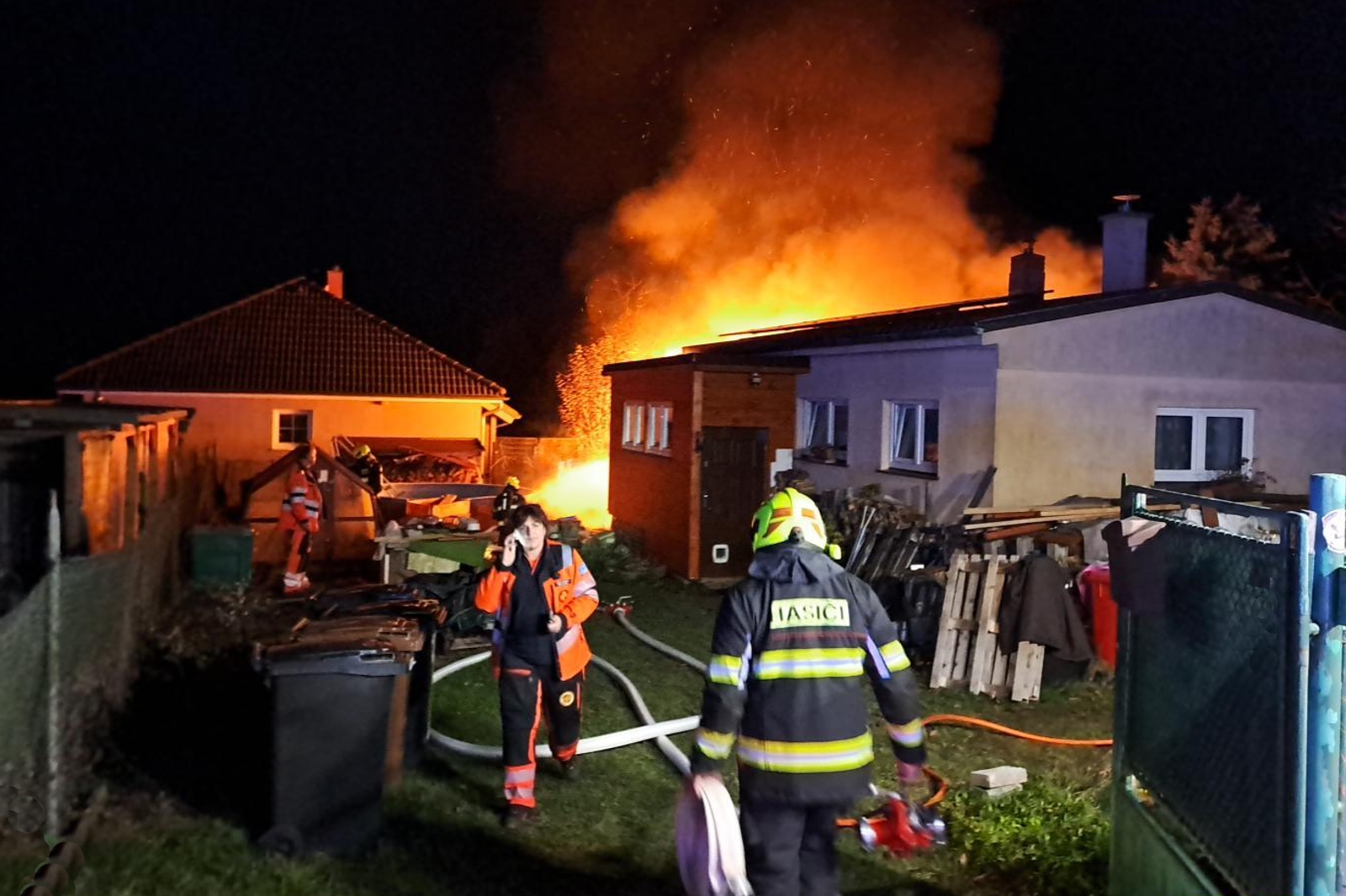 151125-Požár dřevěné kůlny u chaty v rekreační oblasti Závist u Nové Vsi pod Pleší na Příbramsku.jpg