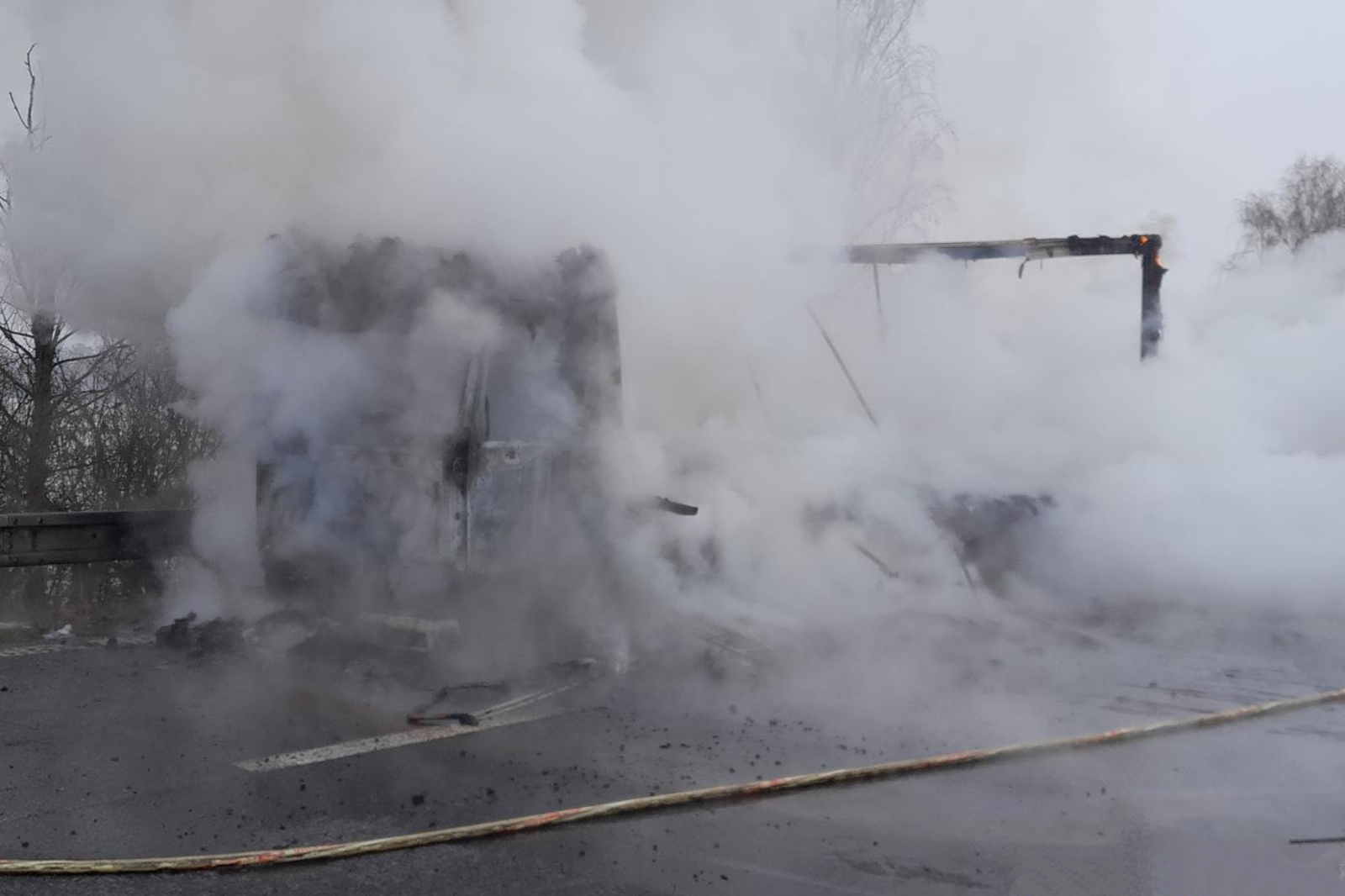 251125-Požár kamionu na dálnici D10 v prostoru exitu Brodce na 33. kilometru ve směru do Turnova.jpg