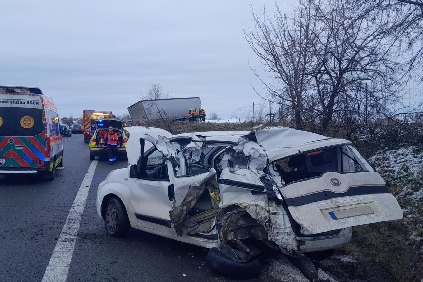 271125-Nehoda kamionu a osobního auta na karlovarské dálnici D6 za výjezdem z Prahy na 3. kilometru.jpg