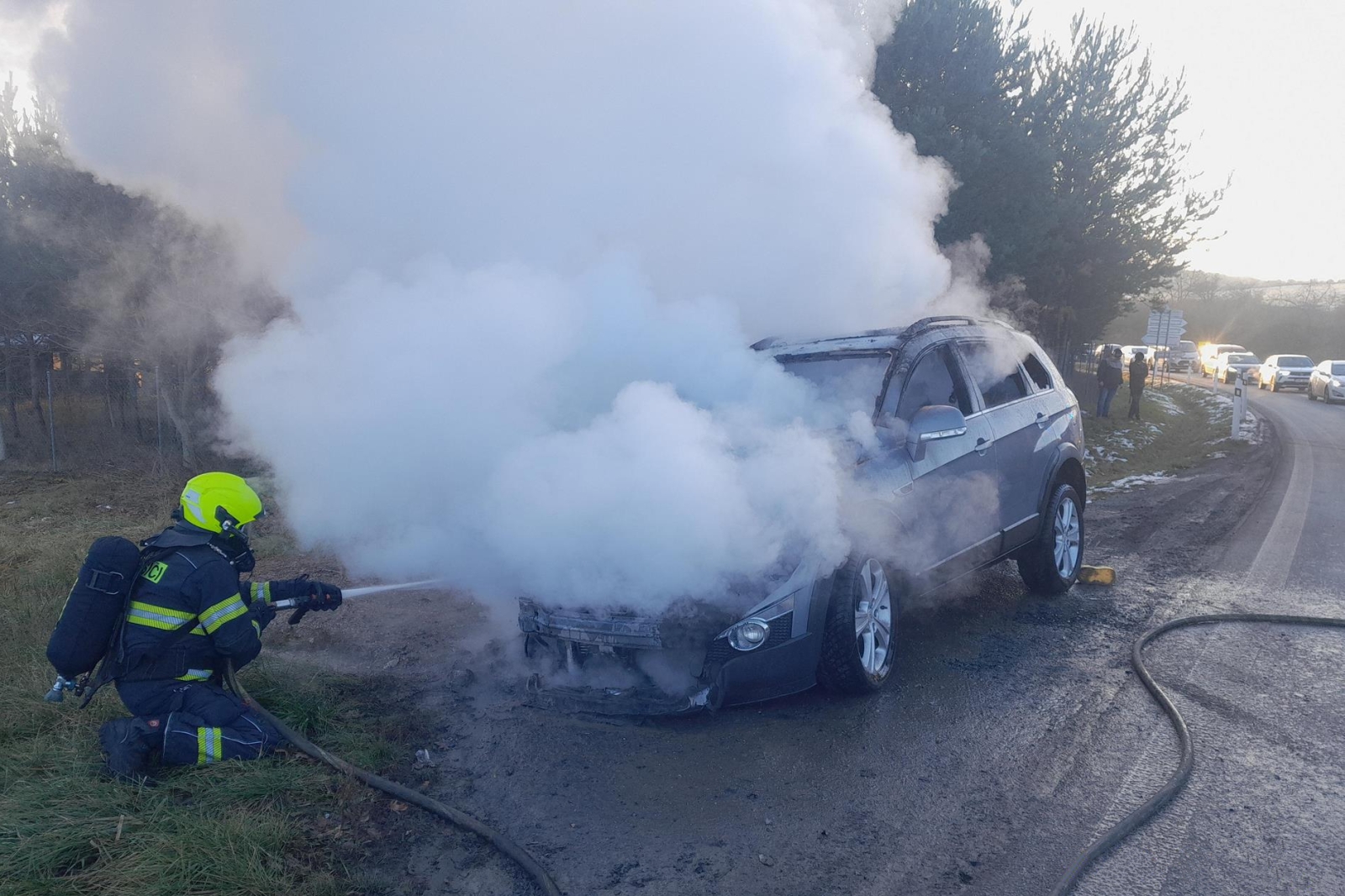 281125-Požár osobního vozidla v prostoru dálniční křižovatky Knovíz nedaleko Slaného na Kladensku.jpg