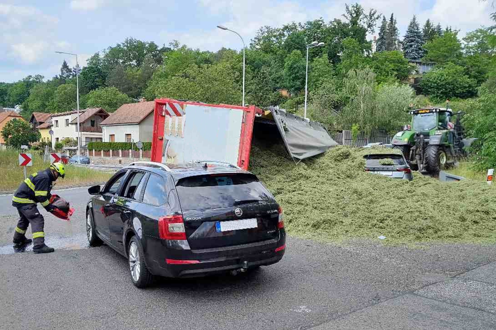 020626-Nehoda dvou osobních aut a traktoru se silážním přívěsem u obce Debř na Mladoboleslavsku.jpeg