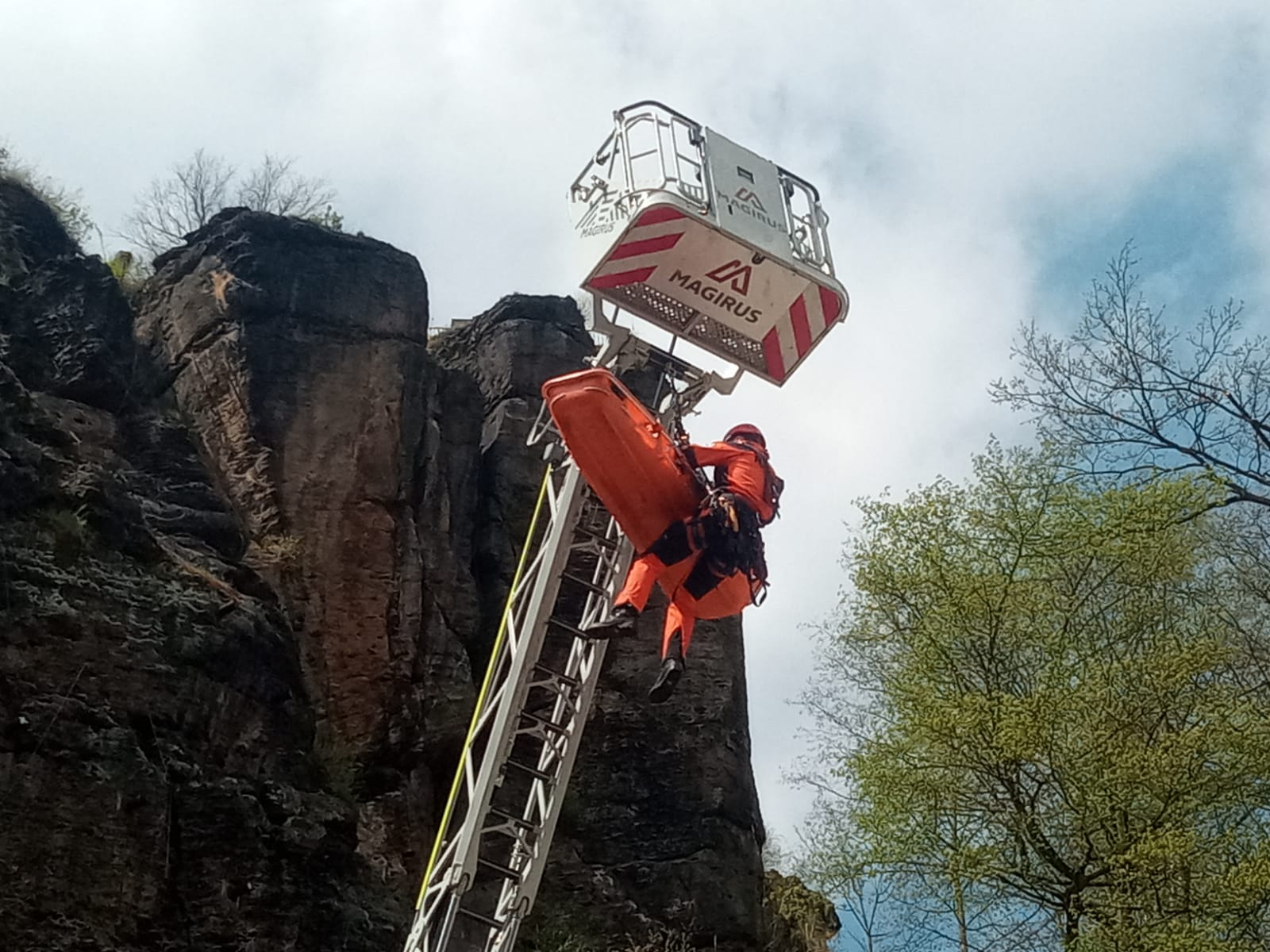 Nácvik záchrany osoby (5).jpg