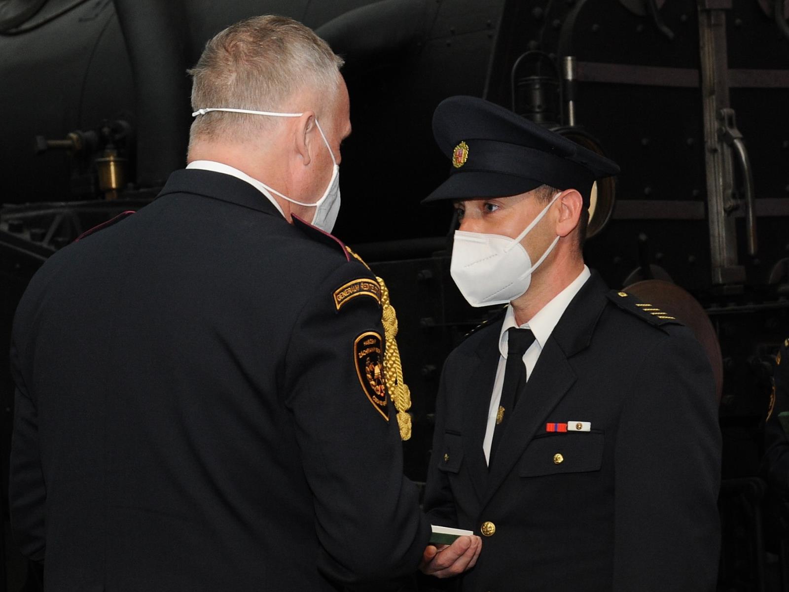 Generální ředitel HZS ČR (vlevo) předává Medaili HZS ČR Za statečnost Romanu Helískovi (vpravo).jpg