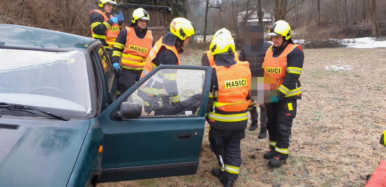 Z havarovaného osobního automobilu zasahující hasiči bez použití HVZ vyprostili jednu zraněnou osobu, které také poskytli předlékařskou pomoc