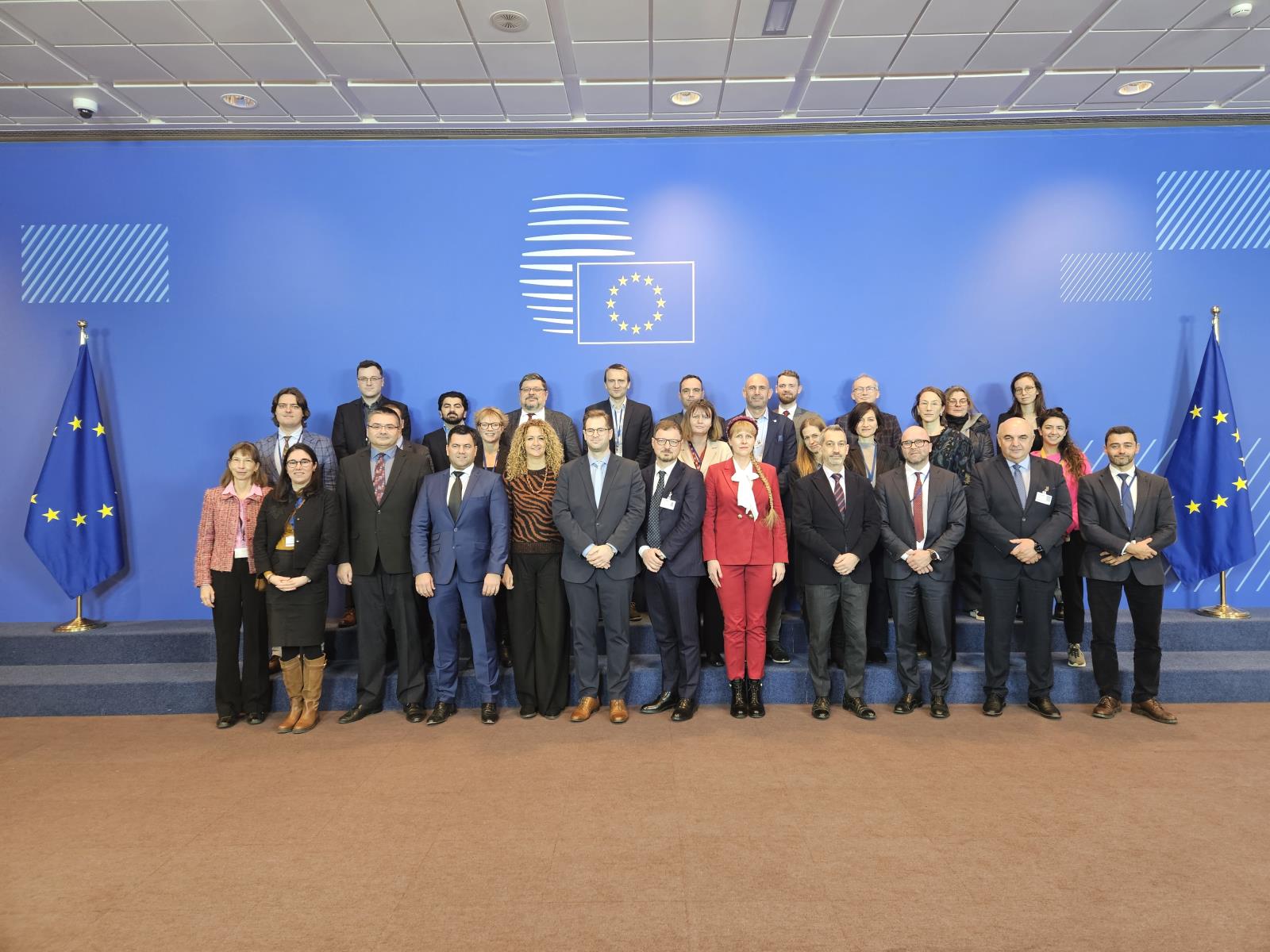 Závěrečná fotografie HU PRES s národními delegáty a zástupci Komise a Generálního sekretariátu Rady EU