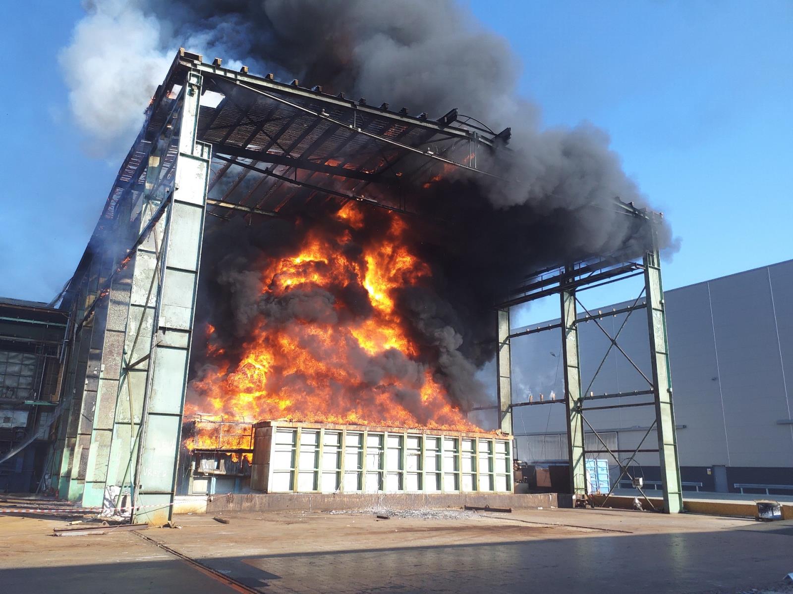 požár haly (14).jpg