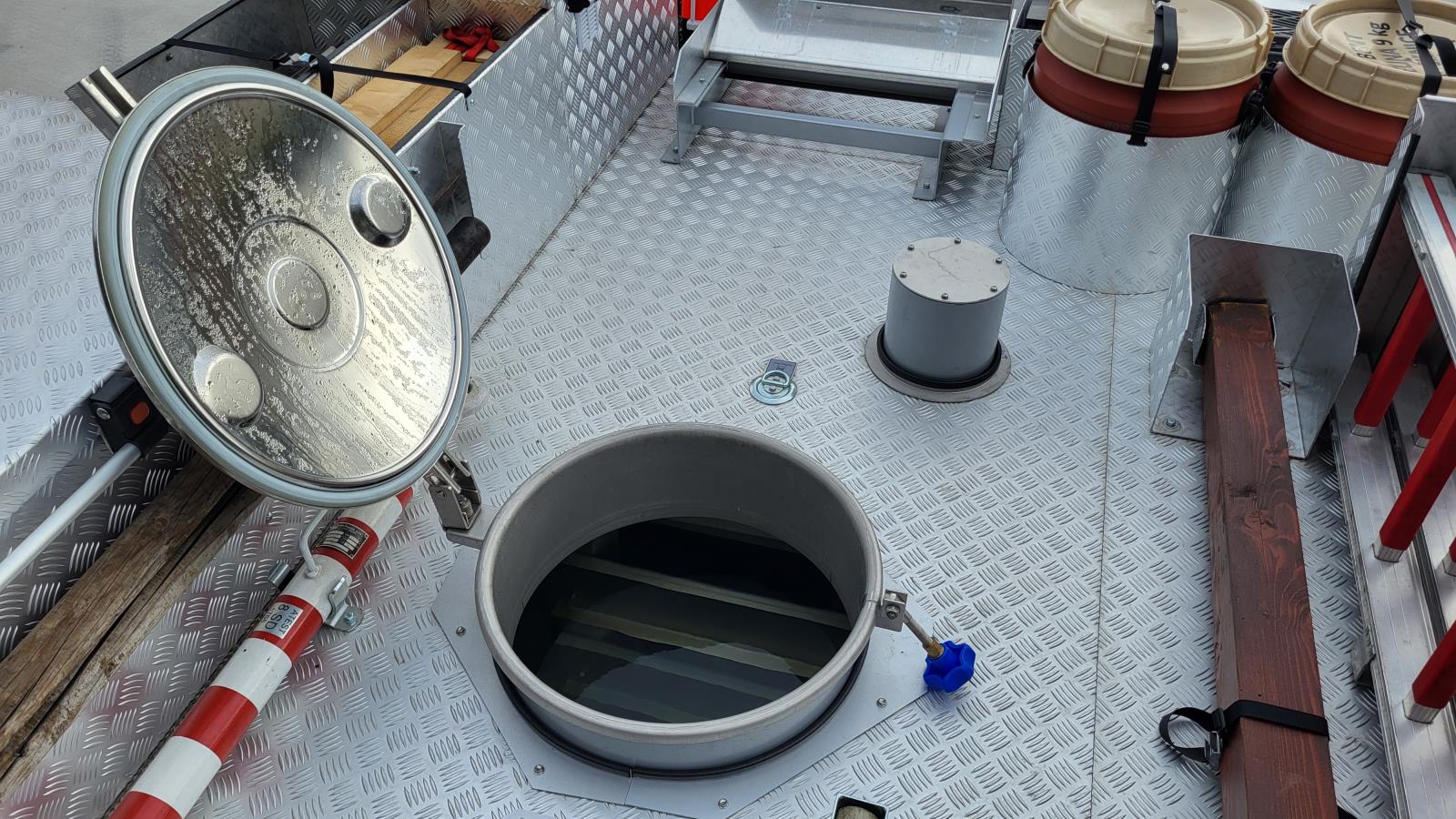 Obr.3 - Zakalená voda řasy koroze nebo zápach již při prvním otevření víka signalizují vysoké počty mikroorganismů ve vodě.jpg