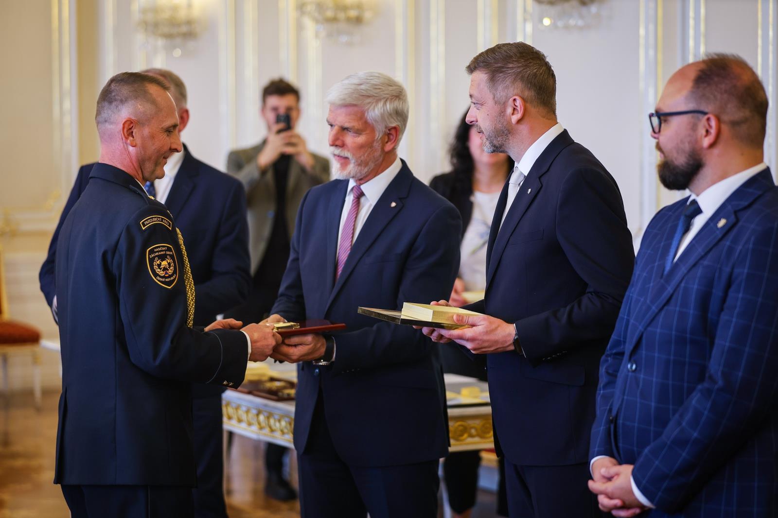 Hasiči převzali z rukou prezidenta Zlatý záchranářský kříž (3).jpg