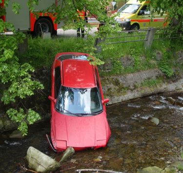 Auto v řece Foto: HZS MSK