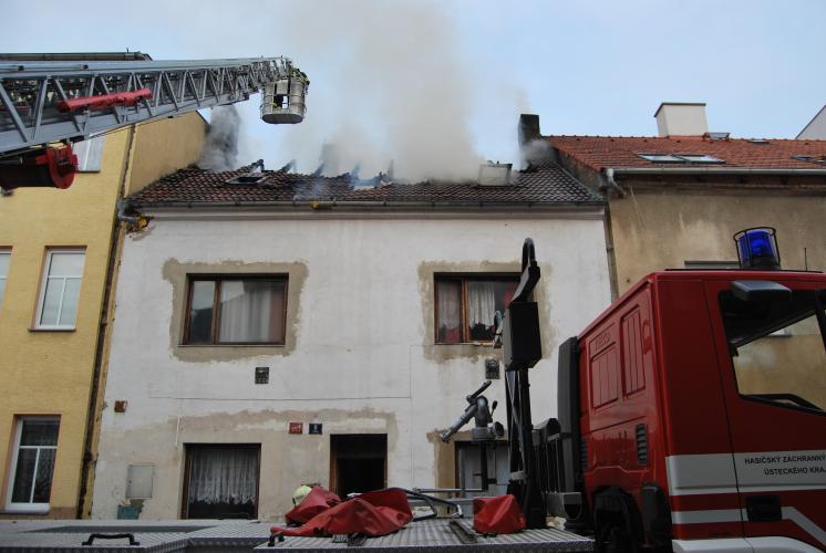 29.4.2013 požár střechy RD Trmice 3.jpg