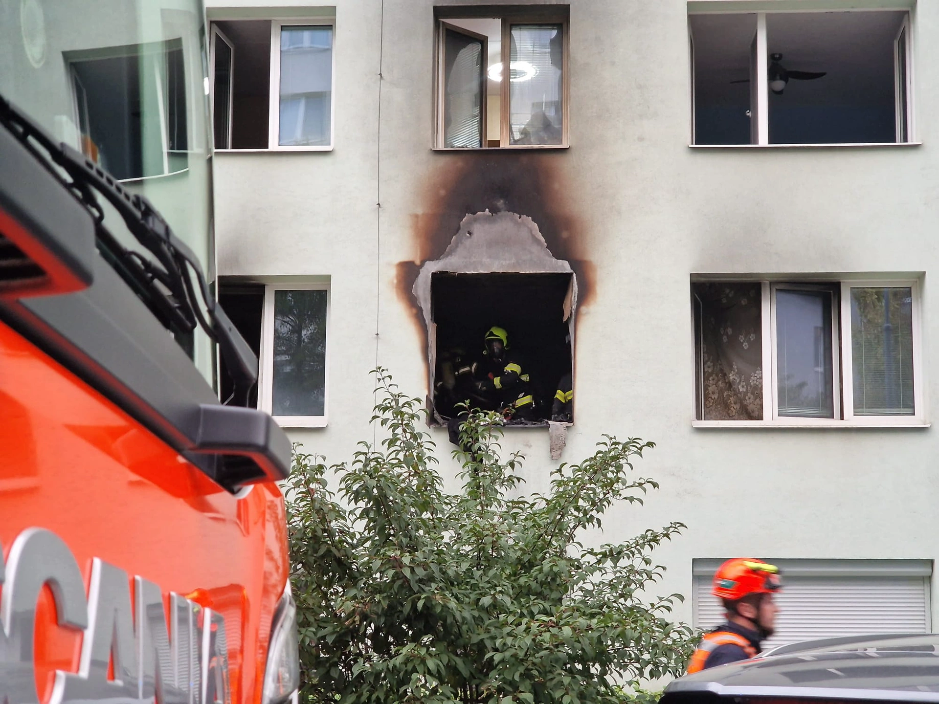 Požár bytu ve výškové budově v Brně: hasiči zachránili 12 osob