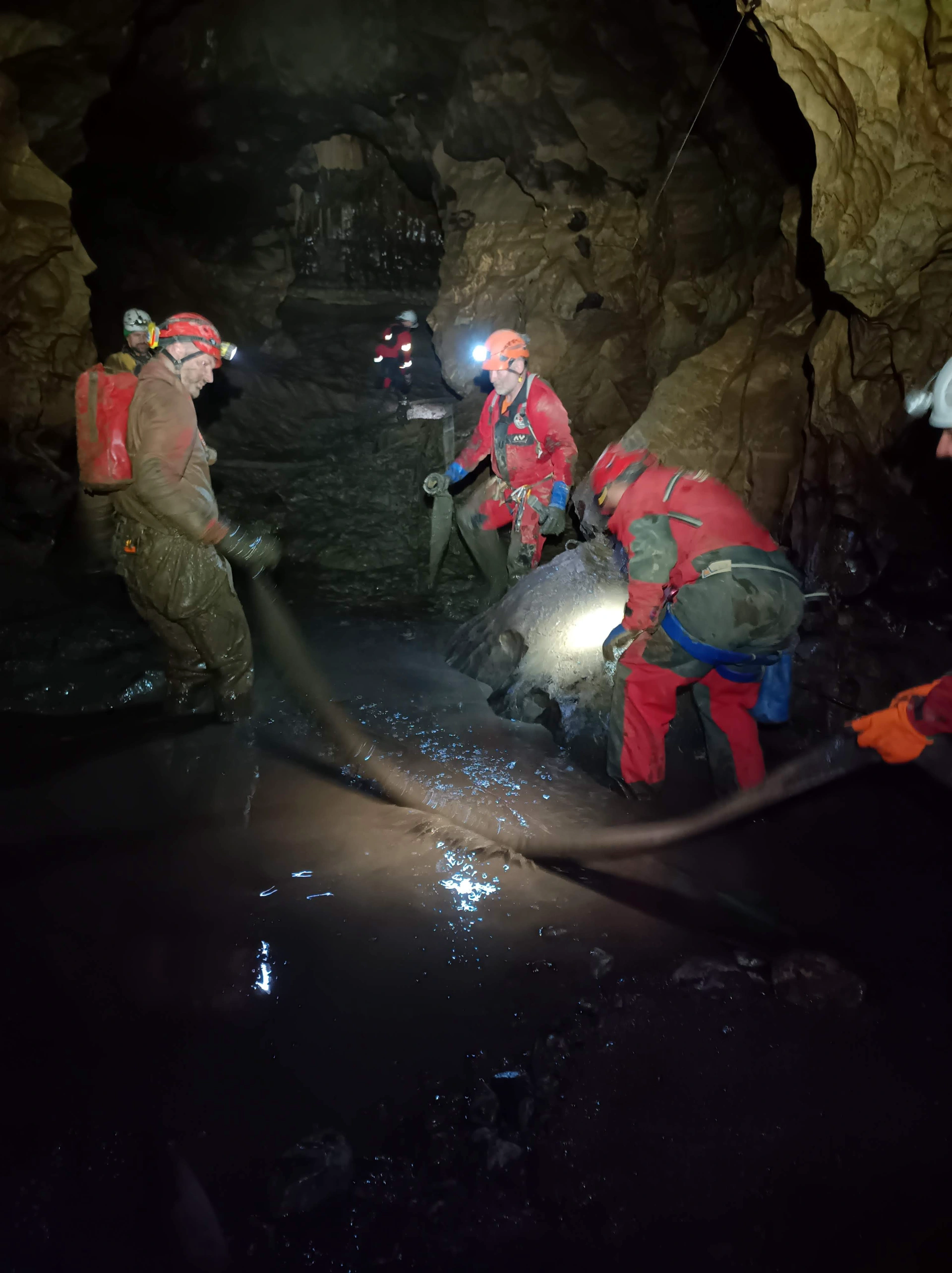 Hasiči a speleozáchranáři cvičili v Moravském krasu záchranu osob ze zaplaveného podzemí
