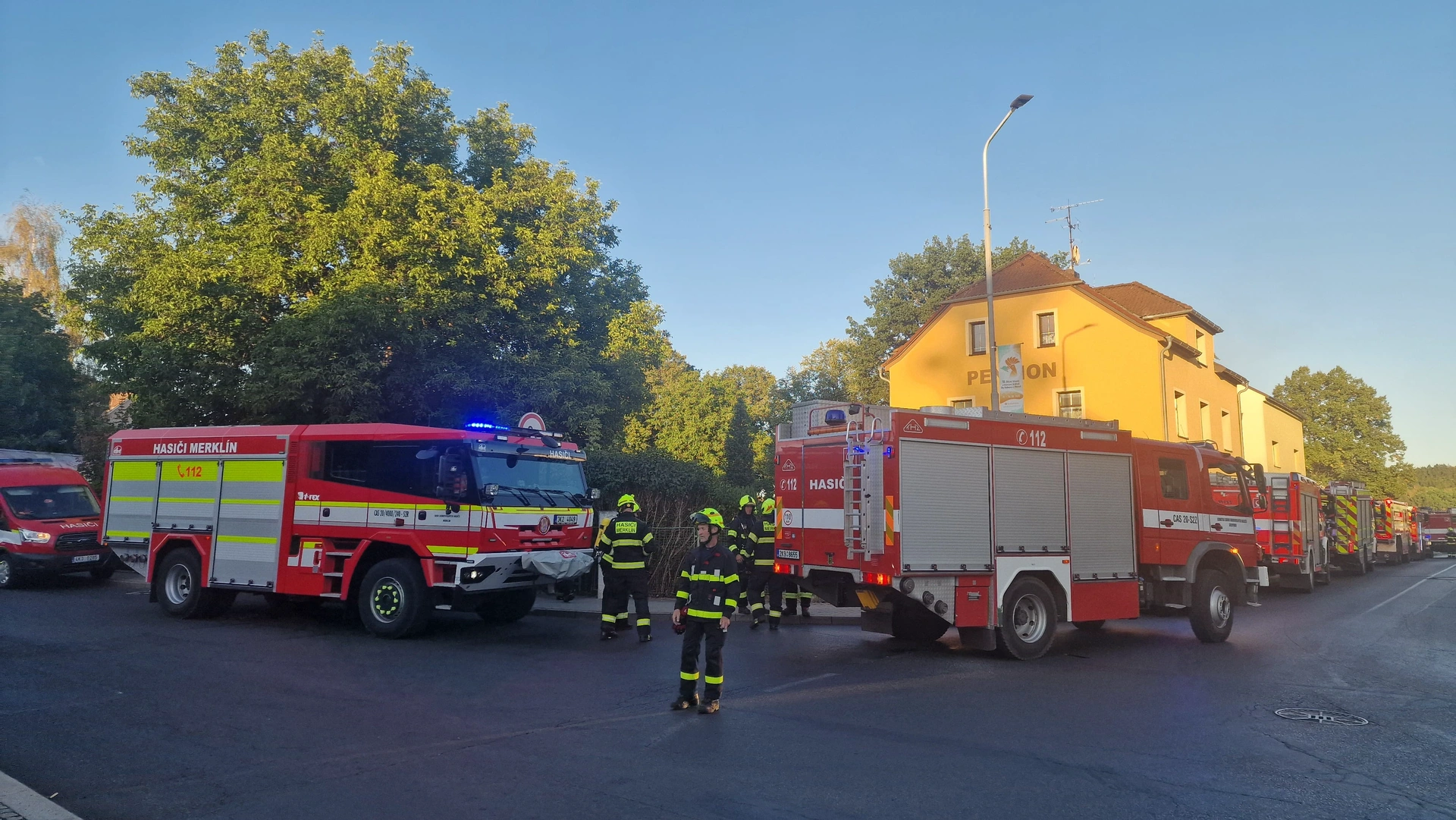 Požár přístavby rodinného domu v Ostrově zaměstnal sedm jednotek hasičů