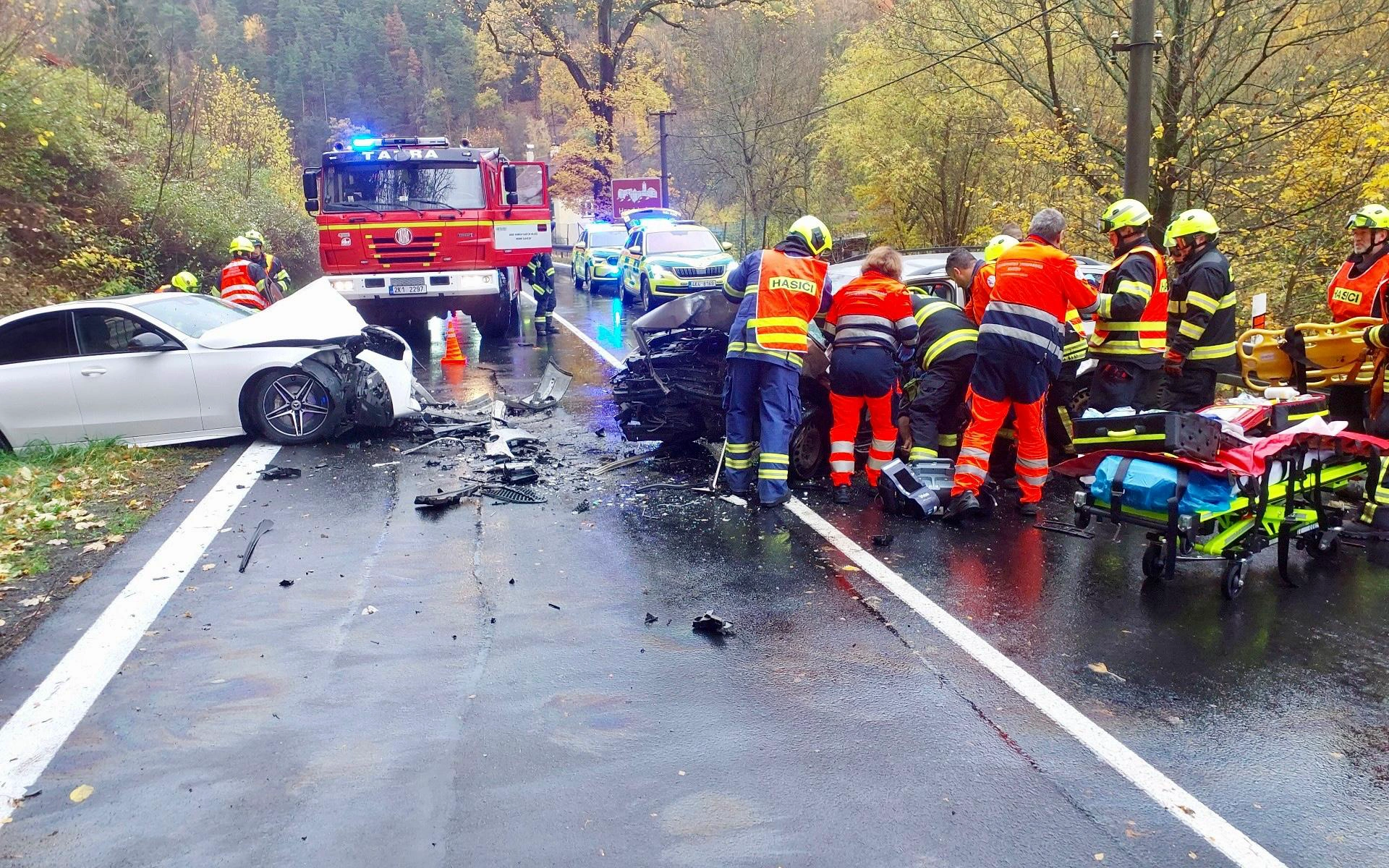 Patnáct dopravních nehod v Karlovarském kraji za víkend. Hasiči připomínají zásady bezpečné jízdy