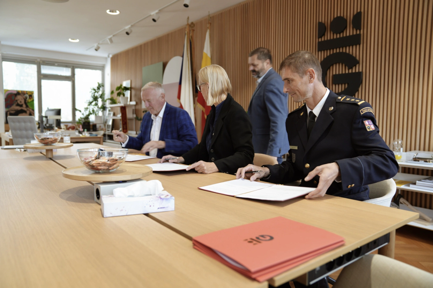 Další krok k nové budově centrální stanice profesionálních hasičů a ZZMV v Hradci Králové