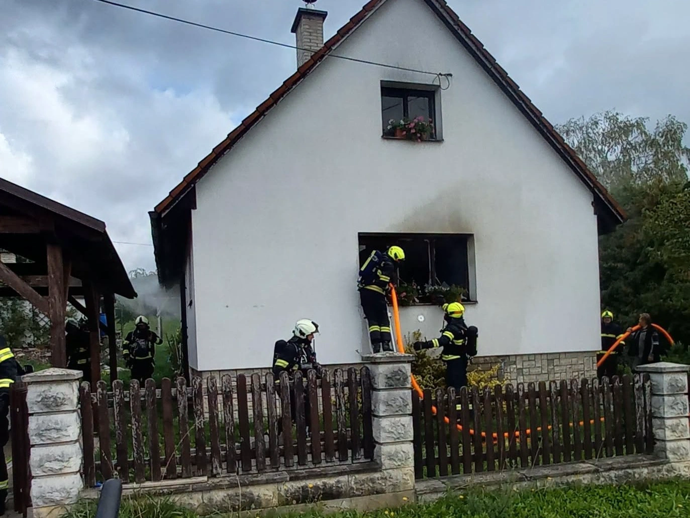 Požár rodinného domu ve Velkých Svatoňovicích zaměstnal pět jednotek hasičů