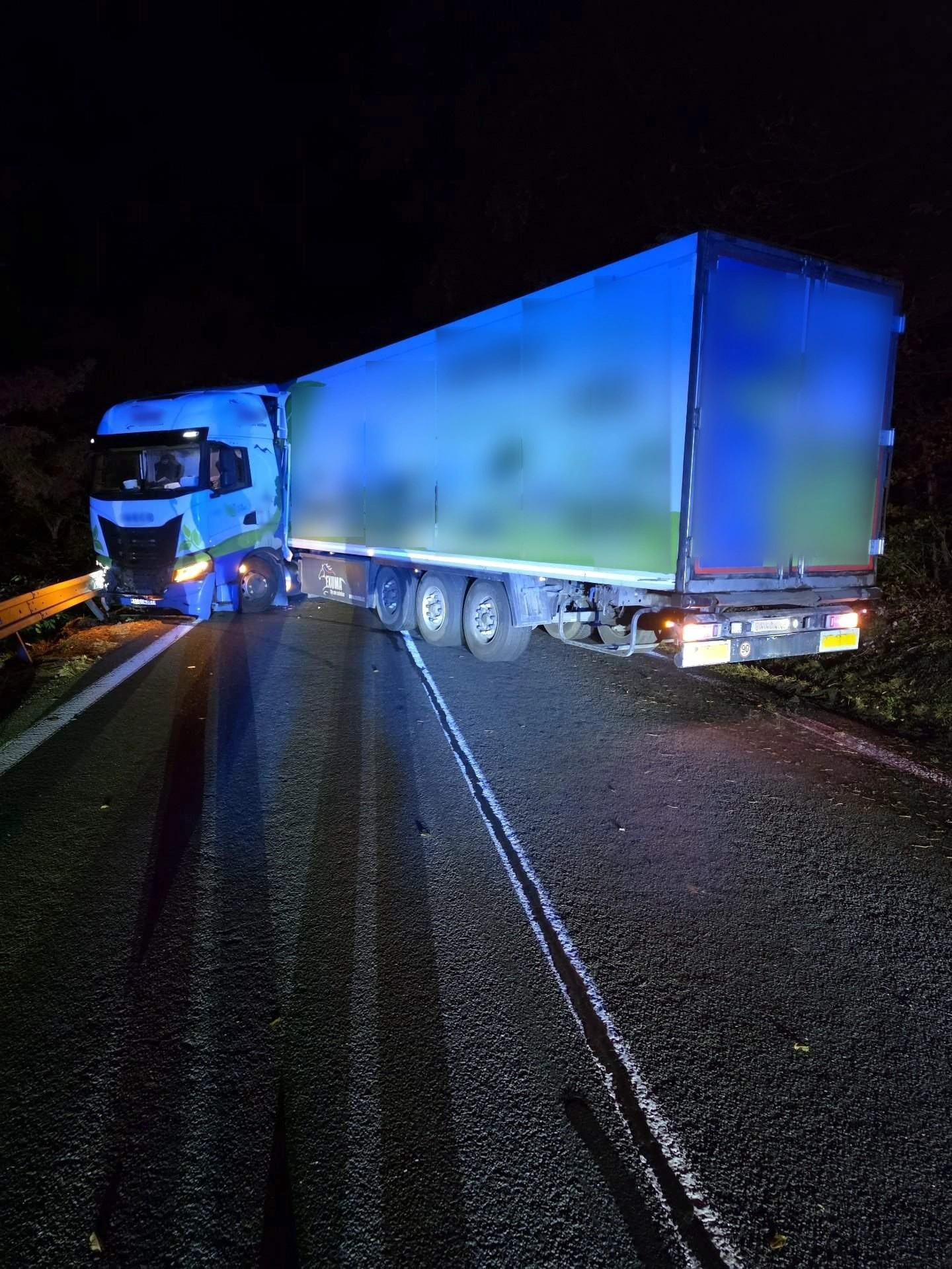 K dopravní nehodě nákladního automobilu došlo dnes nad ránem na silnici I/10