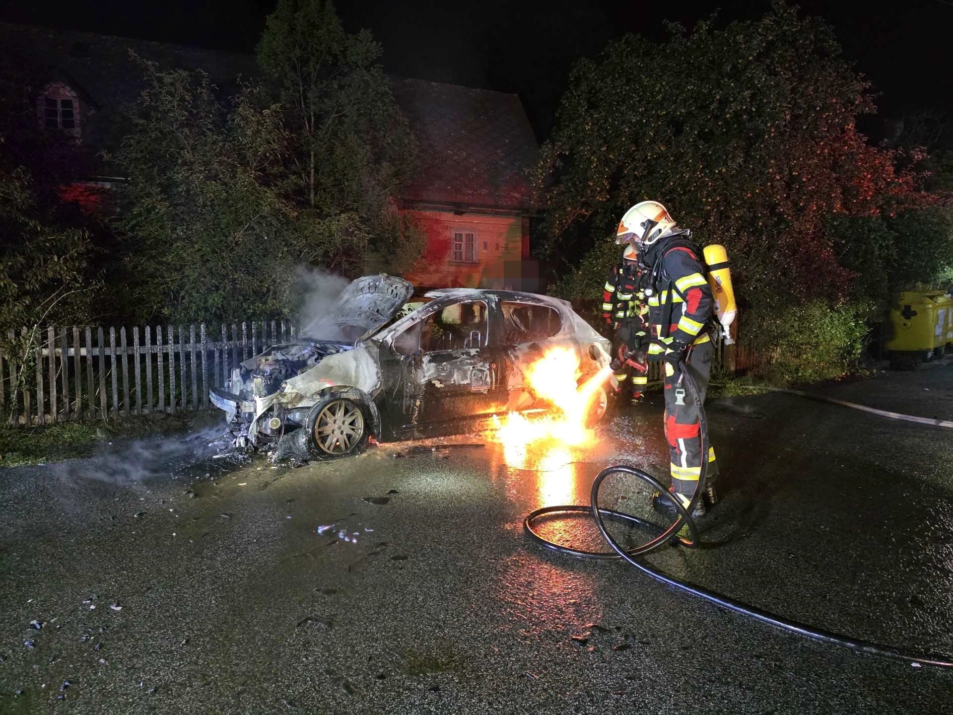 Noční požár automobilu hasiči lokalizovali během 5 minut