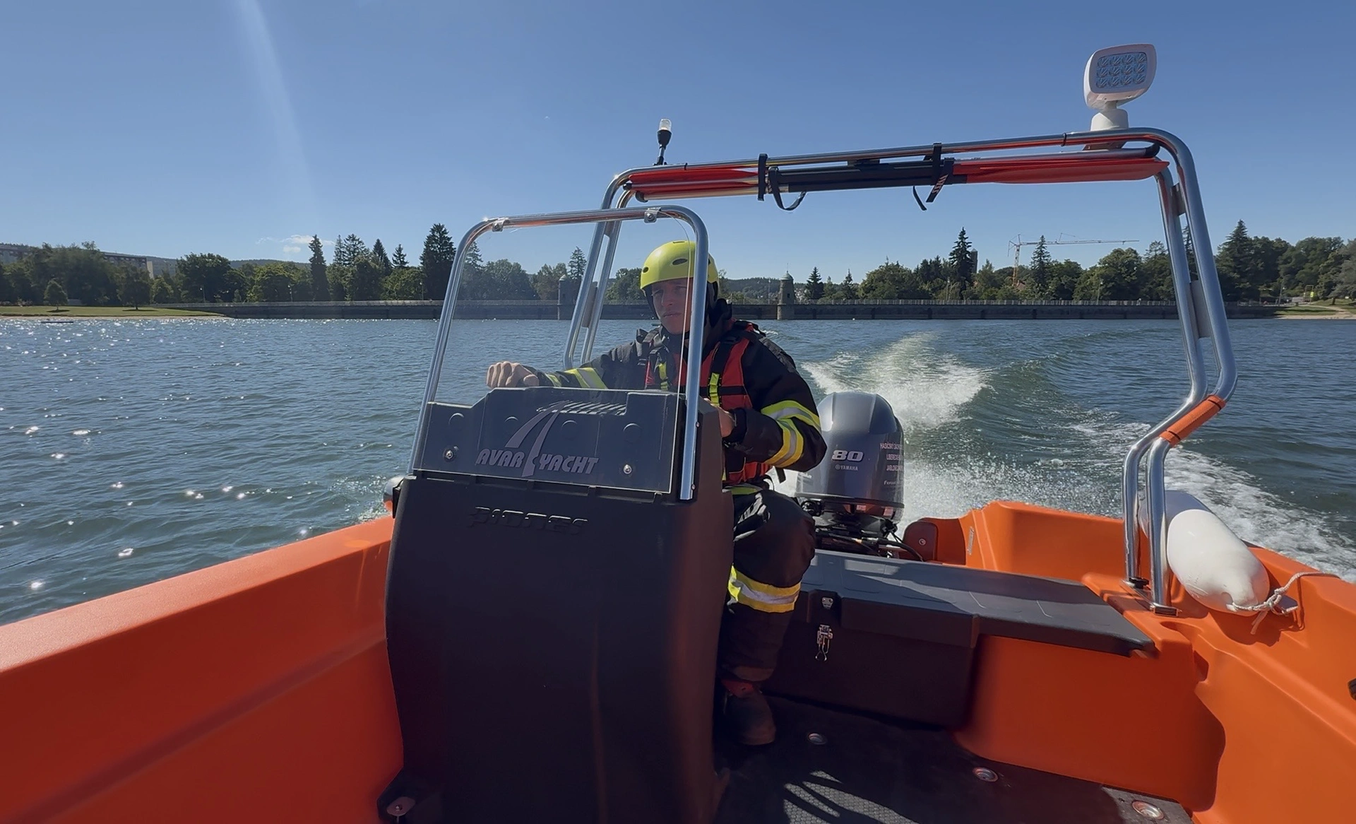 VIDEO: Nový motorový člun jabloneckých hasičů