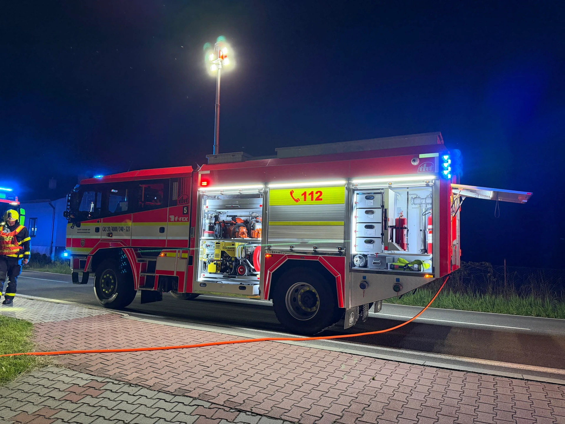 Po nehodě osobního automobilu museli hasiči vyprostit řidičku
