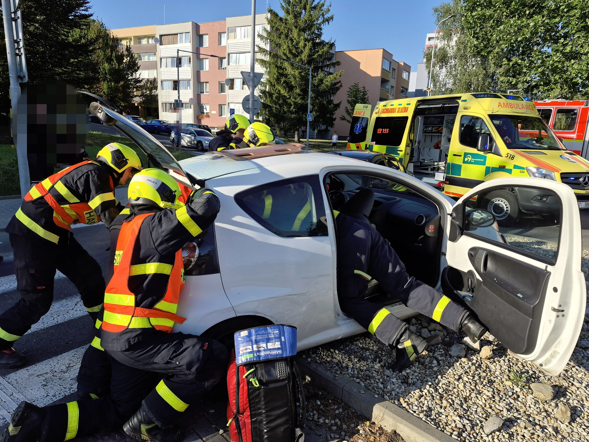 Po nehodě osobních automobilů museli hasiči vyprostit jednoho z řidičů